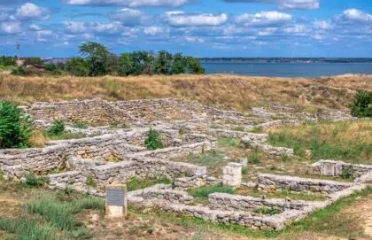 Visitez le site archéologique d'Olbia à Hyères 4 Parutino, Ukraine 08.17.2019. Ancient greek colony Olbia on the banks of the Southern Bug River in Ukraine on a cloudy summer day.